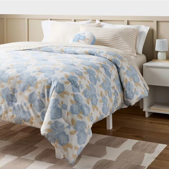 Room Essentials Light Blue Digital Floral Reversible Microfiber Queen Comforter - Picture 3 of 7